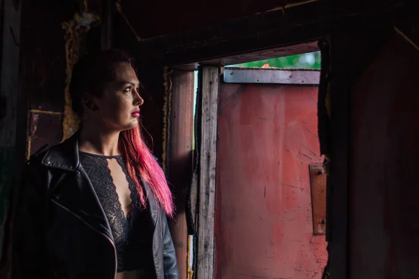 Retrato Una Joven Con Pelo Rosa Vestido Con Chaqueta Cuero — Foto de Stock