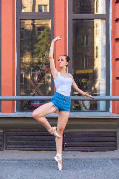 Giovane Ballerina Camicia Bianca Pantaloncini Jeans Che Ballano Scarpe Punta — Foto Stock