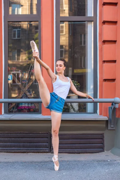 Giovane Ballerina Camicia Bianca Pantaloncini Jeans Che Ballano Scarpe Punta — Foto Stock