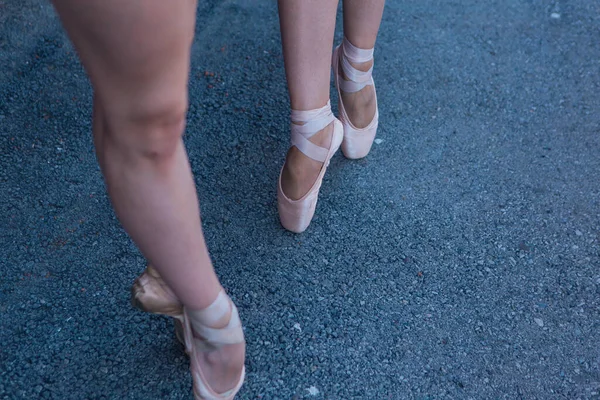 Chaussures Pointe Aux Pieds Une Ballerine Debout Extérieur — Photo