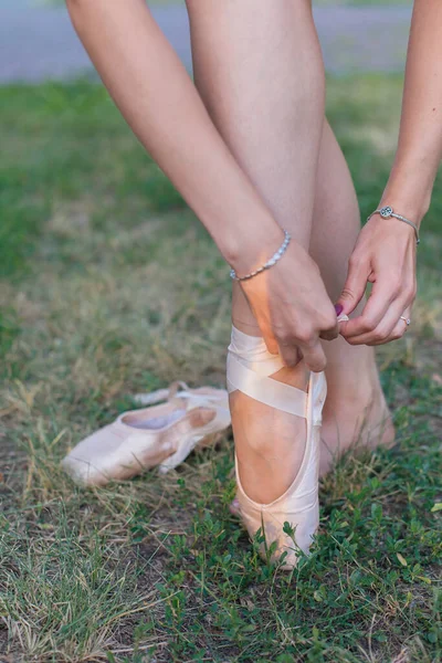 Bailarina Grama Coloca Pointes Suas Pernas Livre — Fotografia de Stock