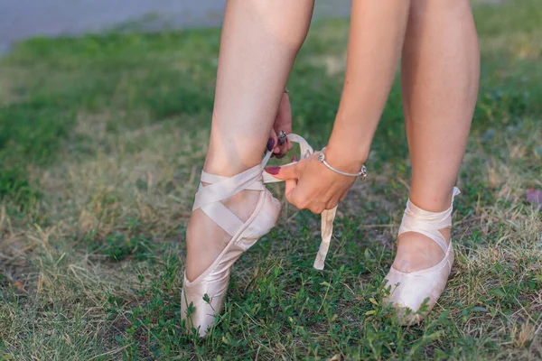 Ballerina Stojí Trávě Dává Špičky Nohy Venku — Stock fotografie