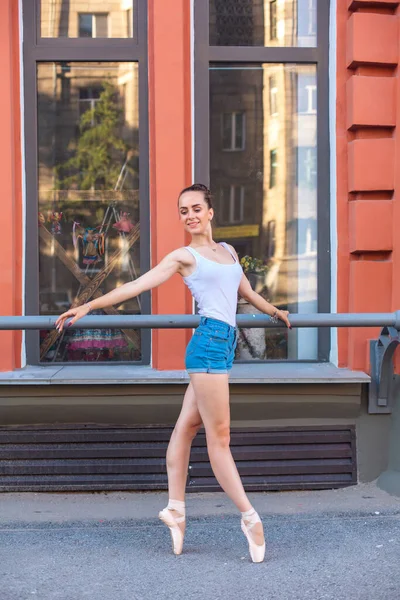 Joven Bailarina Una Camisa Blanca Pantalones Vaqueros Bailando Zapatos Puntiagudos — Foto de Stock