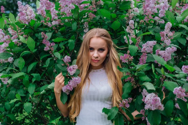 Retrato Primavera Una Encantadora Mujer Rubia Con Hermoso Vestido Blanco — Foto de Stock