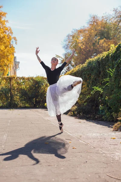 Ballerina Donna Gonna Bianca Ballerina Scarpe Punta Parco Autunnale Dorato — Foto Stock