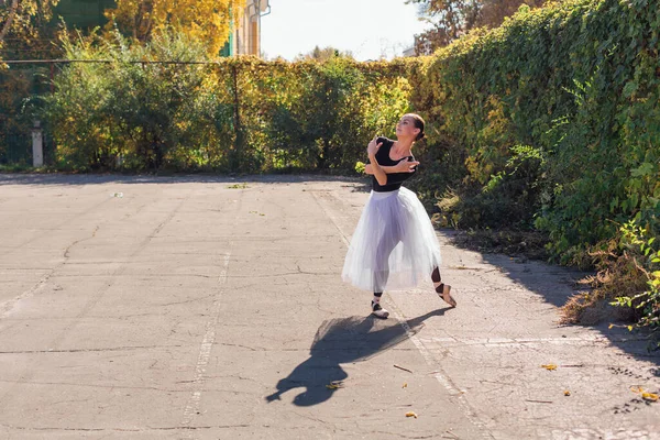 Bailarina Mujer Falda Ballet Blanca Bailando Con Zapatos Puntiagudos Parque — Foto de Stock