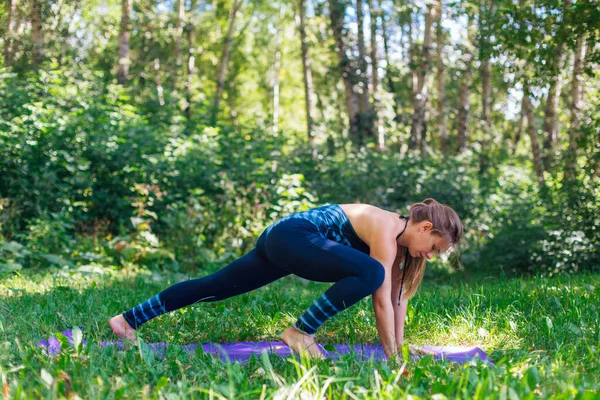 Young Caucasian Woman Doing Yoga Exercises Summer City Park — Stock Photo, Image