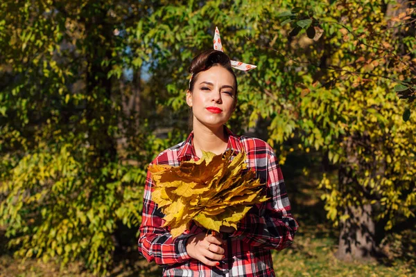 Mulher Bonita Com Maquiagem Cabelo Estilo Pin Segurando Grande Buquê — Fotografia de Stock