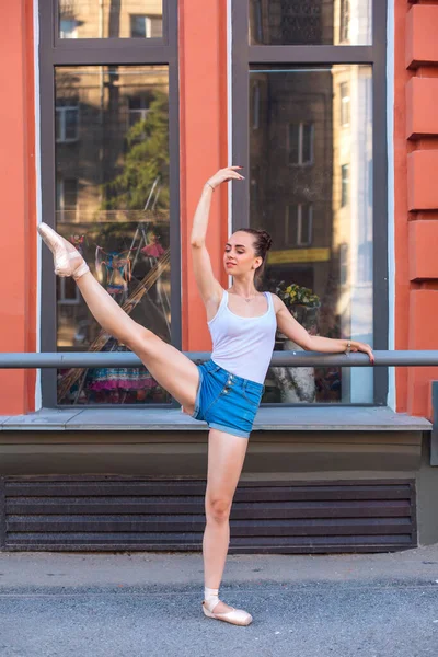 Giovane Ballerina Camicia Bianca Pantaloncini Jeans Che Ballano Scarpe Punta — Foto Stock