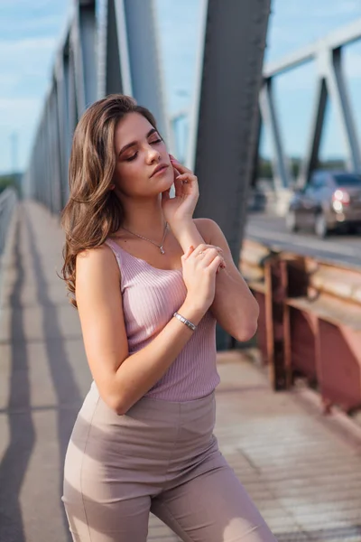 Retrato Verão Quente Uma Jovem Bela Mulher Posando Velha Ponte — Fotografia de Stock