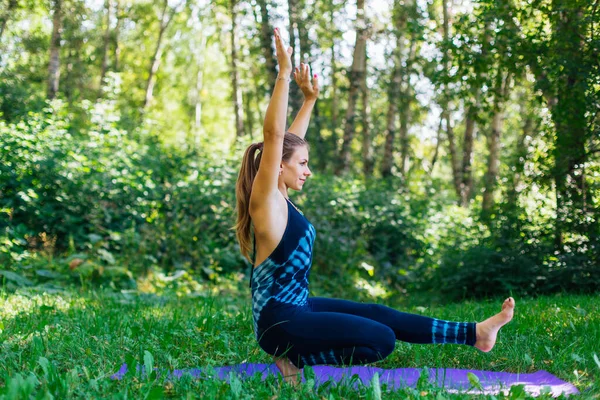 Young Caucasian Woman Doing Yoga Exercises Summer City Park — Stock Photo, Image