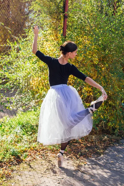 Donna Ballerina Gonna Bianca Ballerina Che Balla Con Scarpe Punta — Foto Stock