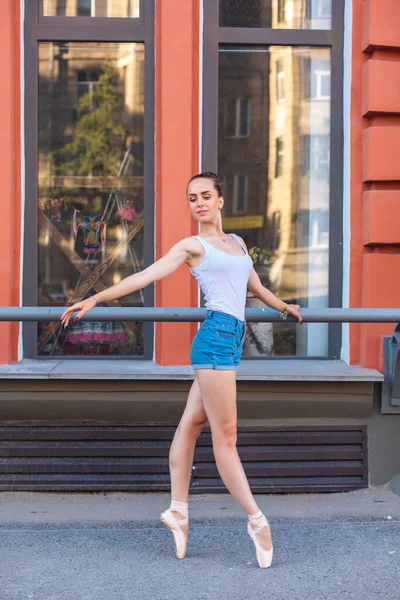 Joven Bailarina Una Camisa Blanca Pantalones Vaqueros Bailando Zapatos Puntiagudos — Foto de Stock