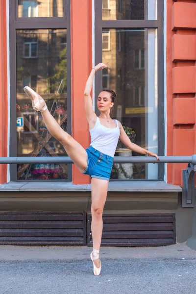 Jeune Ballerine Chemise Blanche Short Jean Dansant Pointes Dans Une — Photo