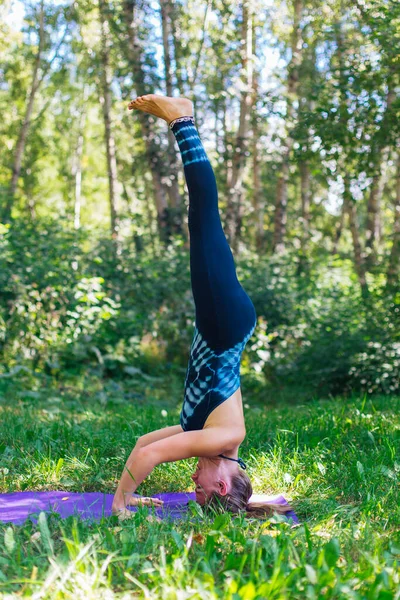 Young Caucasian Woman Doing Yoga Exercises Summer City Park Woman — Stock Photo, Image
