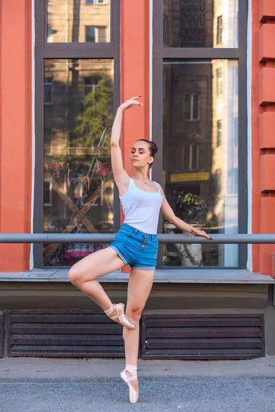 Joven Bailarina Una Camisa Blanca Pantalones Vaqueros Bailando Zapatos Puntiagudos — Foto de Stock