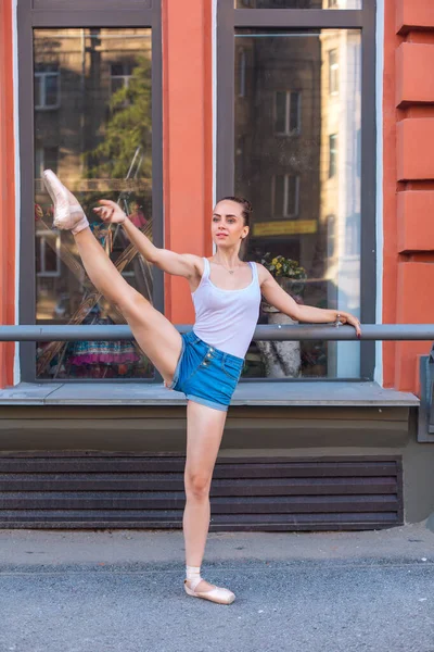 Giovane Ballerina Camicia Bianca Pantaloncini Jeans Che Ballano Scarpe Punta — Foto Stock