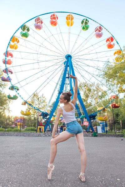 Jonge Ballerina Een Wit Shirt Jeans Short Dansend Puntschoenen Asfalt — Stockfoto