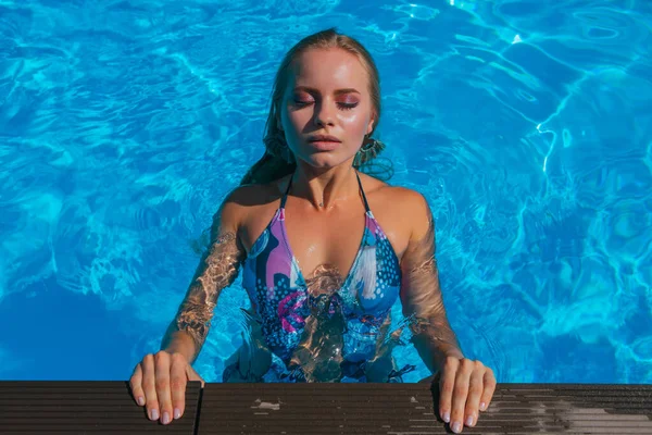 Açık Havuzda Yüzen Güzel Seksi Genç Bir Kadının Moda Portresi — Stok fotoğraf