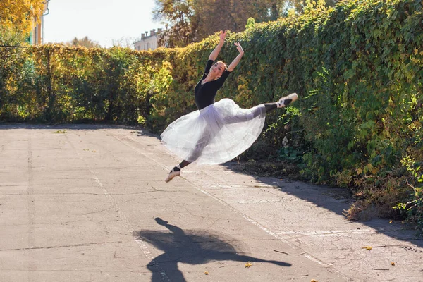 Vrouwelijke Ballerina Een Witte Balletrok Dansend Puntschoenen Een Gouden Herfstpark — Stockfoto