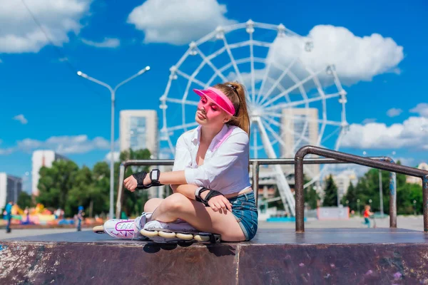 Potret Seorang Gadis Emosional Dengan Topi Merah Muda Mengenakan Sarung — Stok Foto