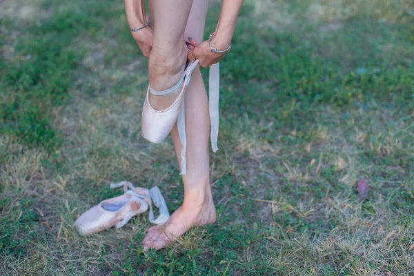 Ballerina Piedi Sull Erba Mette Punti Sulle Gambe All Aperto — Foto Stock