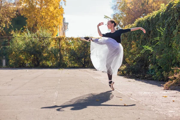 Beyaz Etekli Kadın Balerin Altın Bir Sonbahar Parkında Sivri Ayakkabılarla — Stok fotoğraf