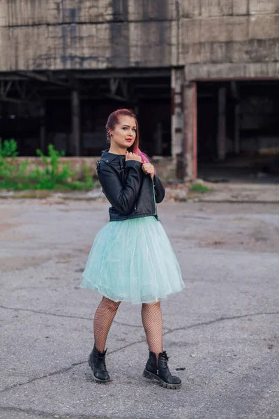 Retrato Una Joven Con Pelo Rosa Vestido Con Chaqueta Cuero — Foto de Stock