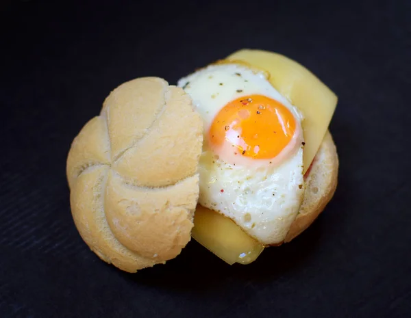 Gebakken ei met brood — Stockfoto