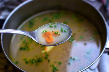 Bir kaşık sebze vejetaryen çorba ile detay. Gıda.