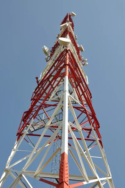 Telekomunikační věž proti obloze — Stock fotografie