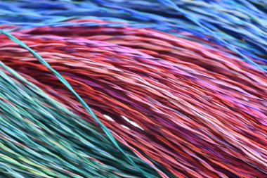 Renkli kablolar ve teller