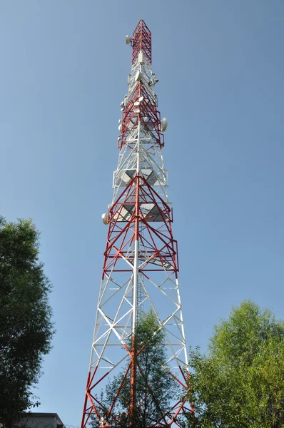 Telekommunikationen står hög mot himlen — Stockfoto