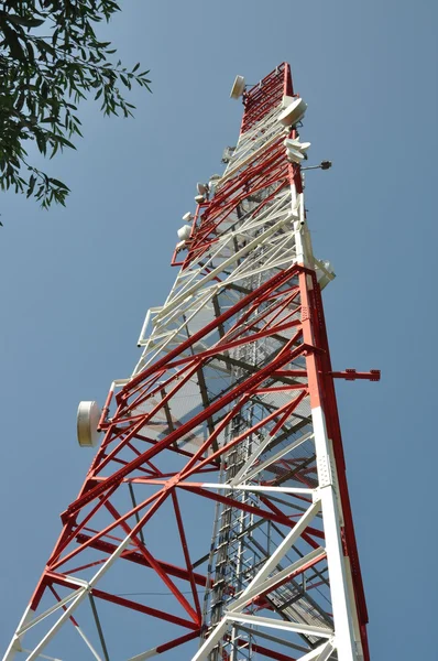 Πύργος τηλεπικοινωνιών ενάντια στον ουρανό — Φωτογραφία Αρχείου