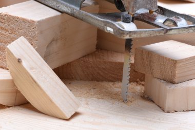 Ahşap tuğla ile elektrikli testere