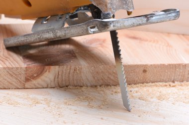 Ahşap tuğla ile elektrikli testere