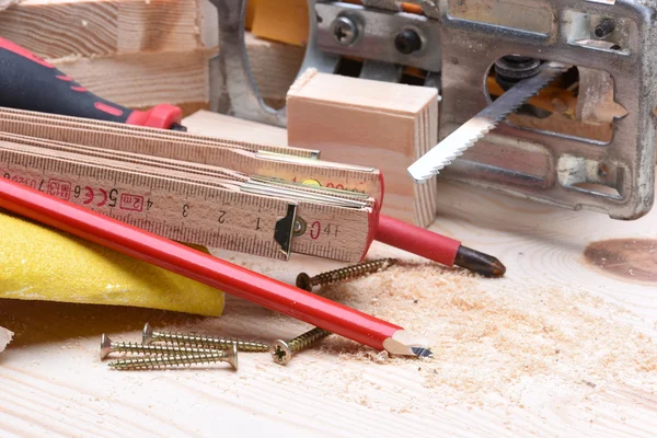 Close-up de ferramentas de carpintaria e quebra-cabeças elétrico — Fotografia de Stock