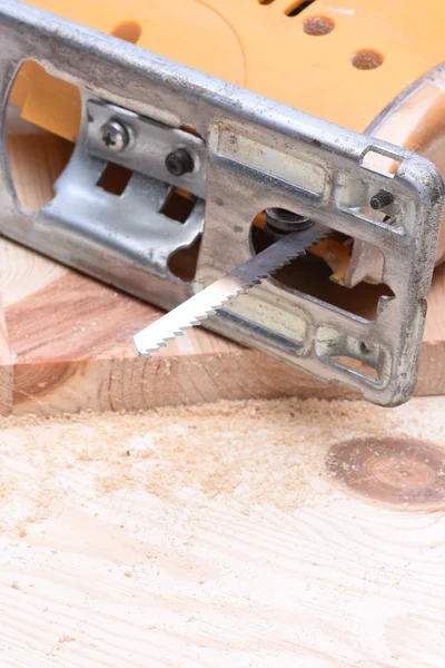 Scie sauteuse électrique avec briques en bois — Photo