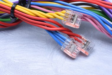 renkli elektrik kabloları 