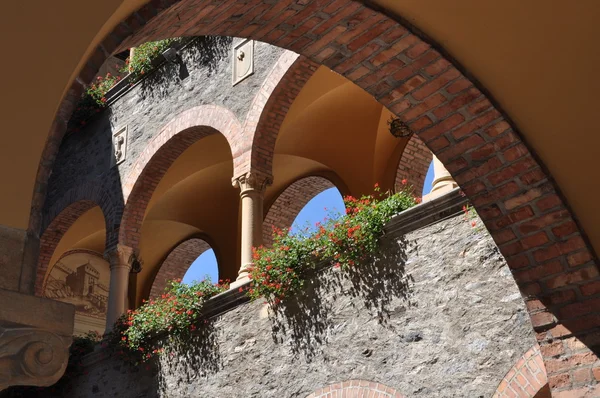 Будівля двору ренесансу з аркадами — стокове фото