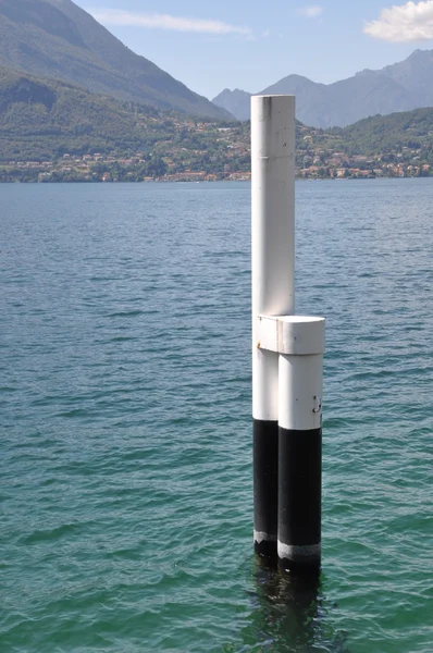 Přístav pólu ve vodě jezera Como — Stock fotografie