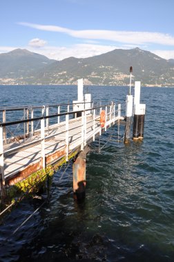 Como Gölü'nün iskelede