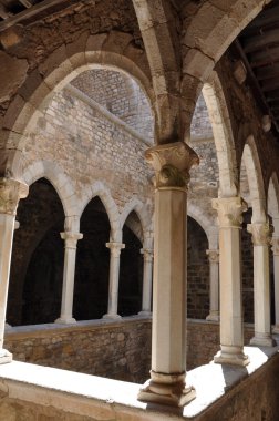 Eski manastırın avlusunda. 