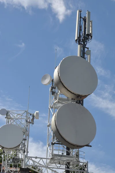Telecommunicatie mast met antennes — Stockfoto