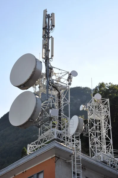 Телекомунікаційні антени на даху — стокове фото
