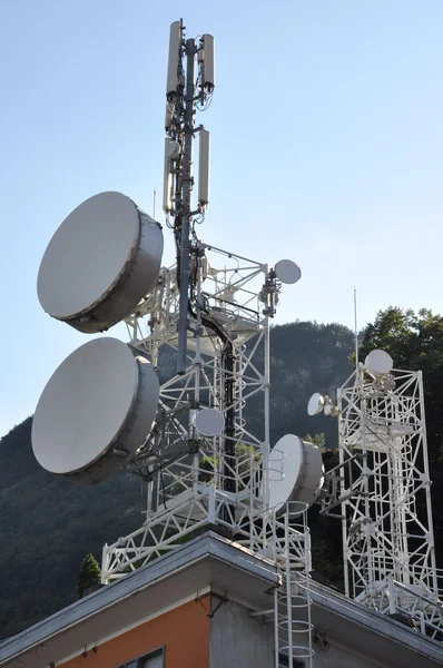 Телекомунікаційні антени на даху — стокове фото