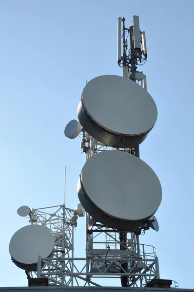 Telecommunicatie mast met antennes — Stockfoto