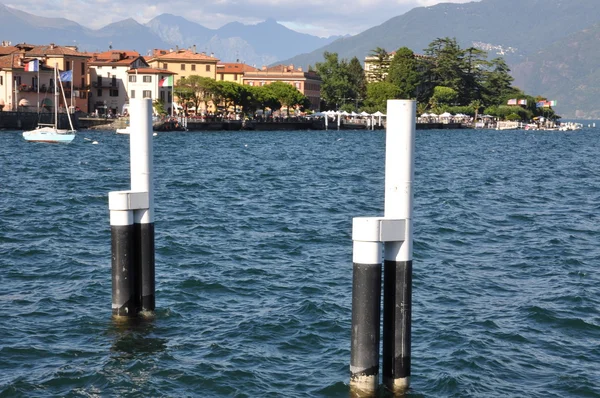 Tiang pelabuhan di danau air Como — Stok Foto