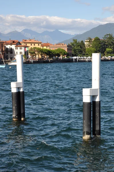 Tiang pelabuhan di danau air Como — Stok Foto