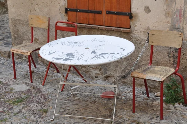 Sokak kafe, masa ve sandalyeler — Stok fotoğraf